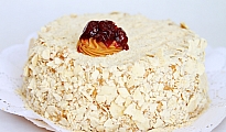 Torta de hojarasca manjar, pastelera, frambuesa y crema chantilly