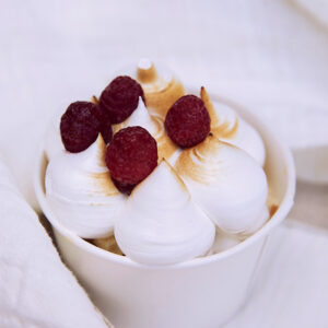 Postre de tres leches con frambuesa