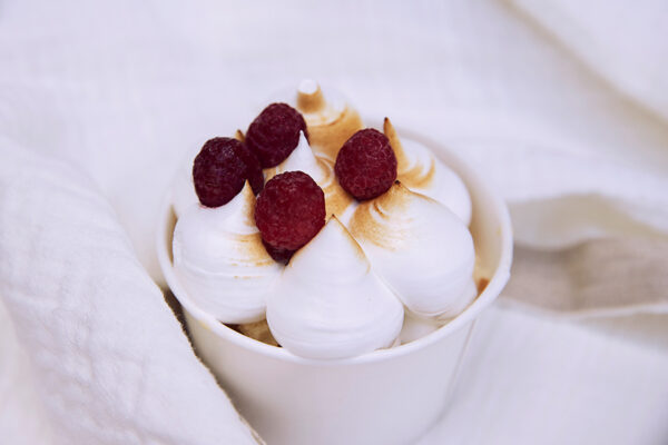 Postre de tres leches con frambuesa